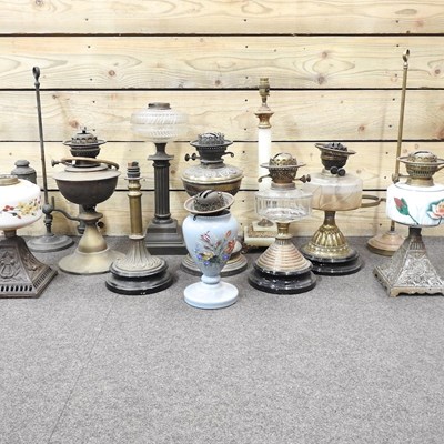 Lot 436 - A collection of oil lamps