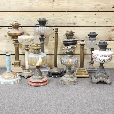 Lot 352 - A collection of lamps