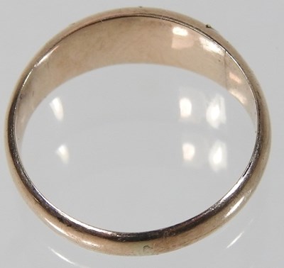 Lot 26 - A 9 carat gold three stone garnet ring