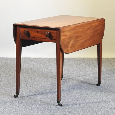 Lot 326 - A pembroke table