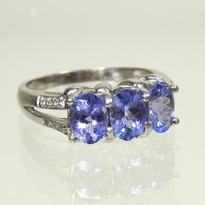 Lot 262 - A tanzanite ring