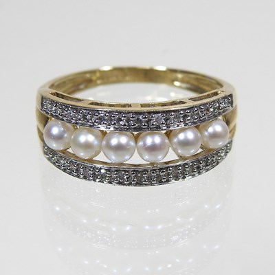 Lot 243 - A pearl ring