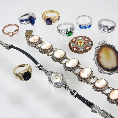 Lot 249 - A collection of jewellery