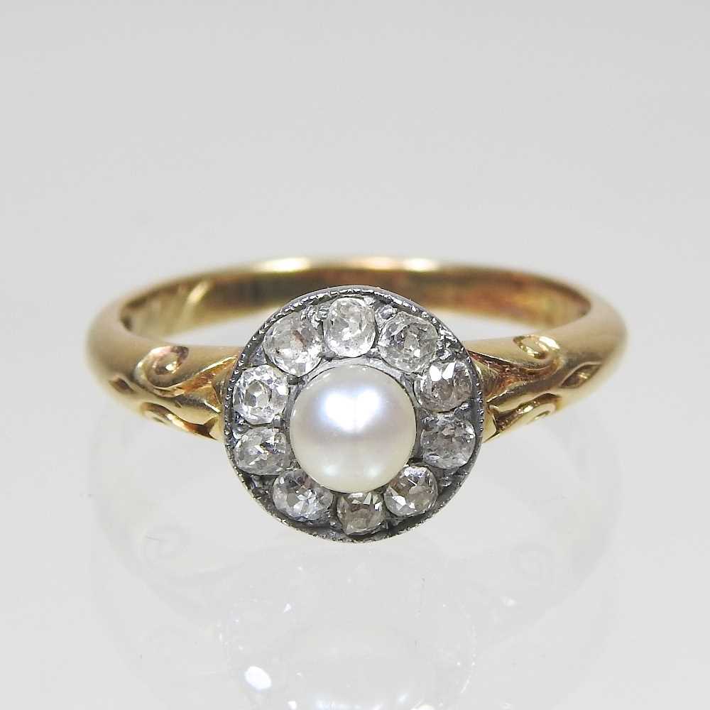 Lot 14 - An 18 carat ring