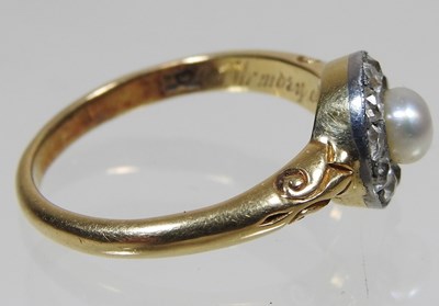 Lot 14 - An 18 carat ring