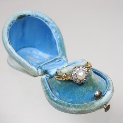 Lot 14 - An 18 carat ring