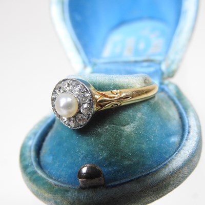 Lot 14 - An 18 carat ring