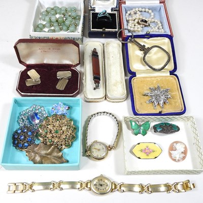 Lot 197 - A collection of costume jewellery