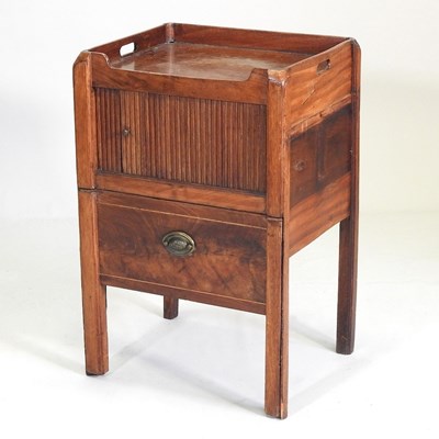 Lot 582 - A nightstand