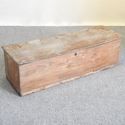 Lot 609 - A sword chest