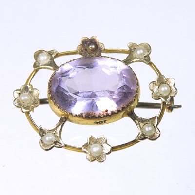 Lot 312 - A pearl brooch