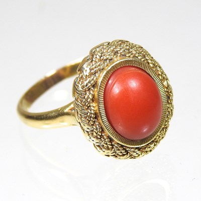 Lot 168 - A ring