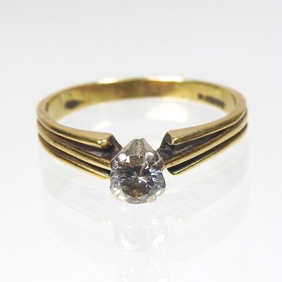 Lot 332 - A diamond ring