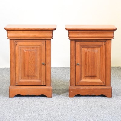 Lot 464 - A pair of cabinets