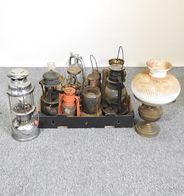 Lot 389 - A collection of oil lamps