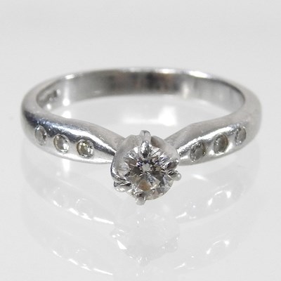 Lot 248 - A platinum ring