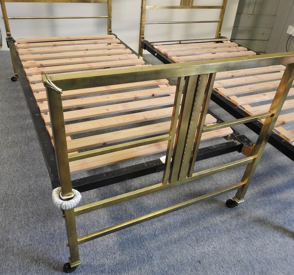 Lot 425 - A pair of bedsteads
