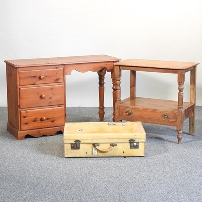 Lot 441 - A table, stand and case