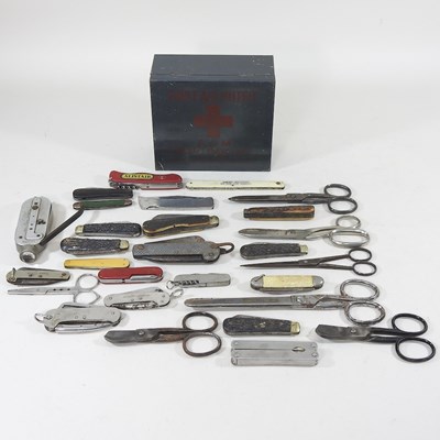 Lot 379 - A collection of knives