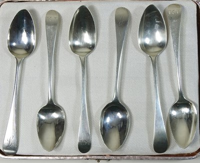 Lot 42 - A set of six George III Old English pattern silver teaspoons