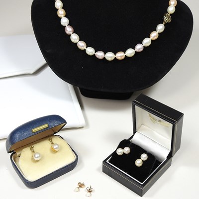 Lot 127 - A collection of jewellery