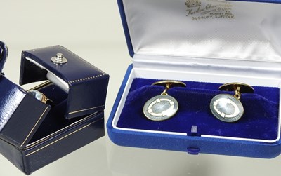 Lot 206 - A ring and cufflinks