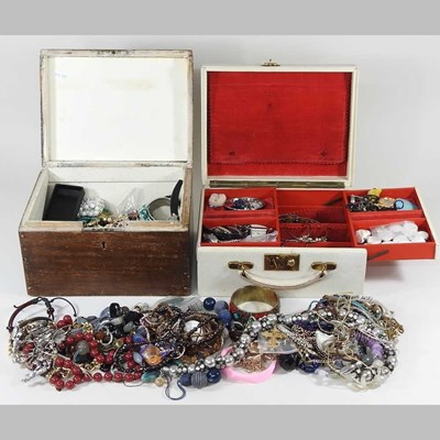 Lot 174 - A collection of costume jewellery