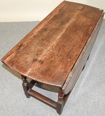 Lot 698 - A gateleg table