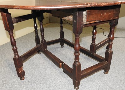 Lot 698 - A gateleg table