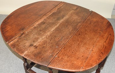 Lot 698 - A gateleg table