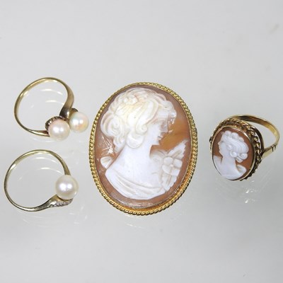 Lot 243 - Three rings and a brooch