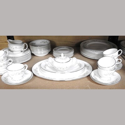 Lot 481 - A Wedgwood dinner service