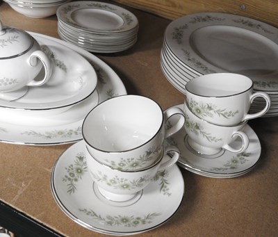 Lot 481 - A Wedgwood dinner service