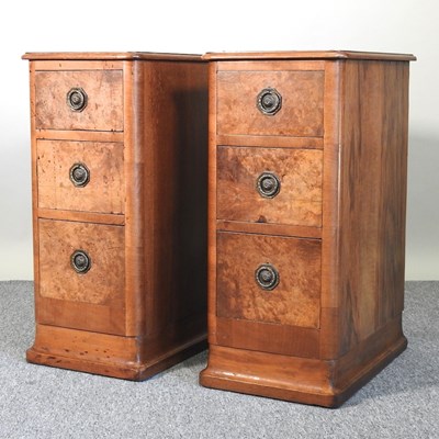 Lot 131 - A pair of bedside chests