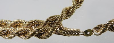 Lot 66 - A gold necklace