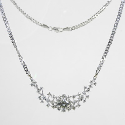 Lot 180 - A diamond necklace