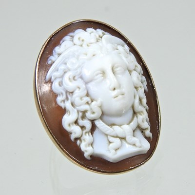 Lot 150 - A cameo ring