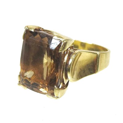 Lot 546 - A citrine ring