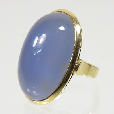 Lot 323 - An agate ring