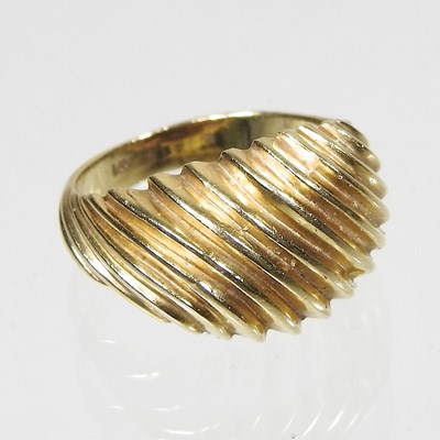 Lot 624 - A gold ring