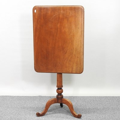 Lot 497 - A mahogany table