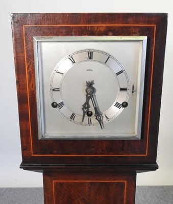 Lot 262 - A granddaughter clock