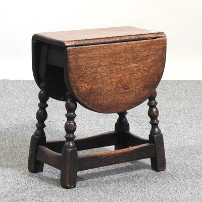 Lot 81 - An oak table