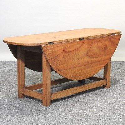 Lot 485 - A coffee table