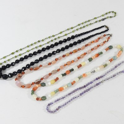 Lot 142 - A collection of necklaces