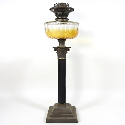 Lot 322 - An oil lamp