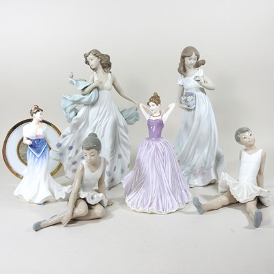 Lot 286 - A collection of figures