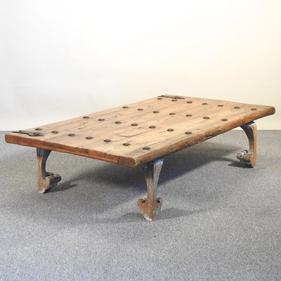 Lot 32 - A coffee table