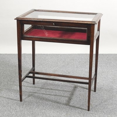 Lot 154 - A bijouterie table