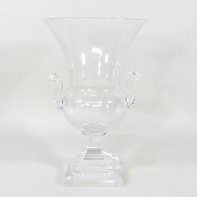 Lot 267 - A glass urn